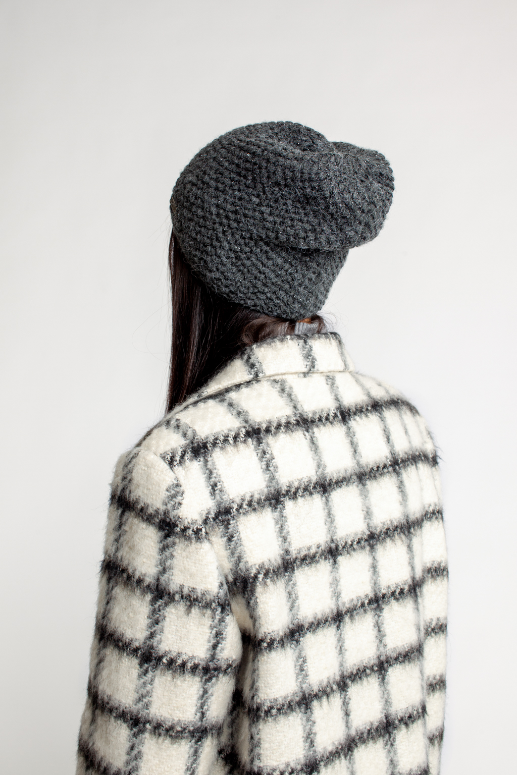 Шапка женская с люрексом. Теплый и стильный головной убор, выполненный из пряжи альпаки, с добавлением шерсти и акрила. Шапка является совершенным аксессуаром для утепления в осенний и зимний сезон.