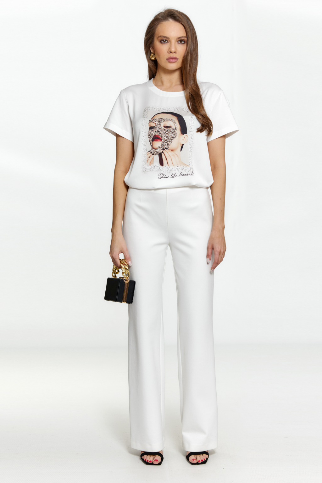 Комбинированная  футболка свободного силуэта с  короткими рукавами. По полочке принт.