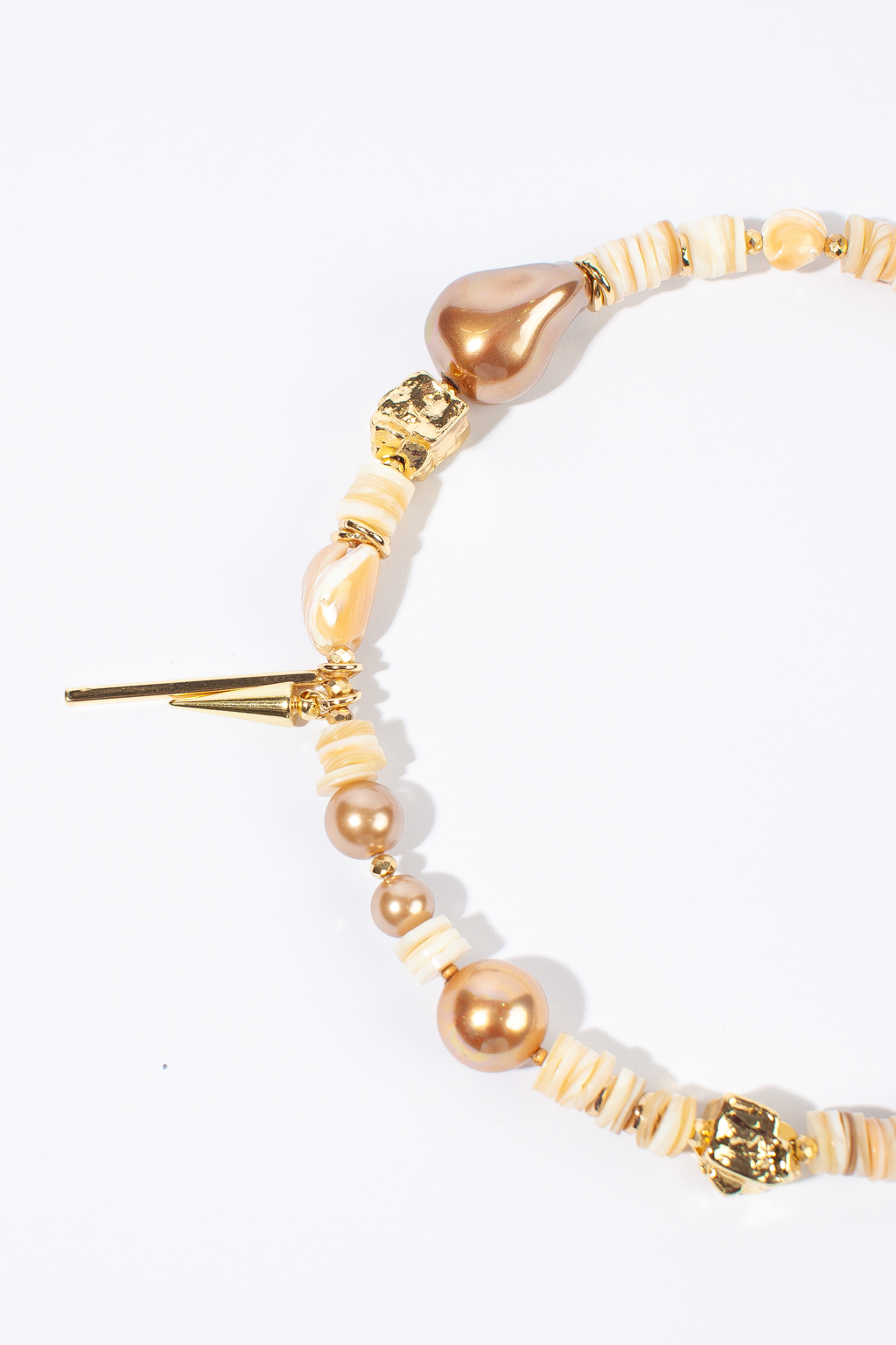 Дизайнерское колье с белым перламутром и майоркой подчеркнет неповторимый стиль и уникальность своей обладательницы. Гематит придаст благородный метталический блеск и сияние натуры. Фурнитура выполнена из гипоаллергенного сплава со стойким гальваническим покрытием.