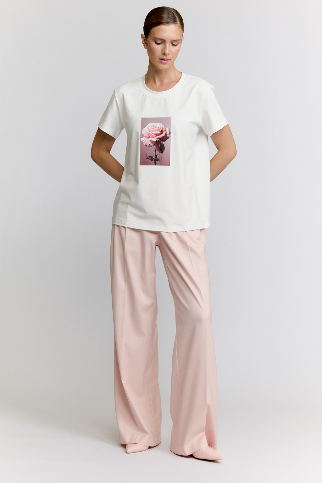 Футболка прямого силуэта с принтом по полочке.