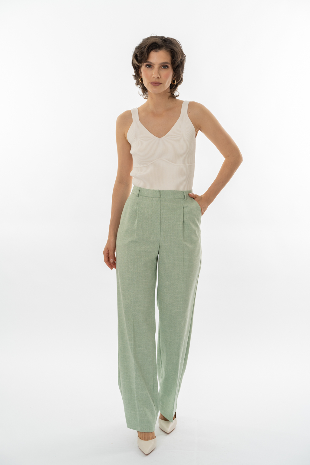Прямые брюки из костюмной ткани в мятном цвете с выработкой под лен