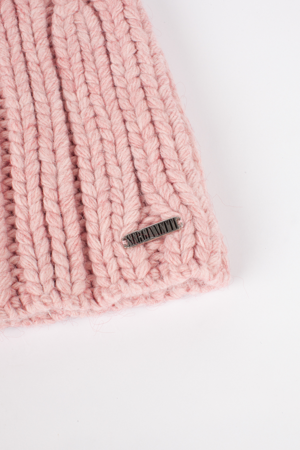 Шапка женская без отворота. Теплый и стильный головной убор для утепления в осенний и зимний сезон.