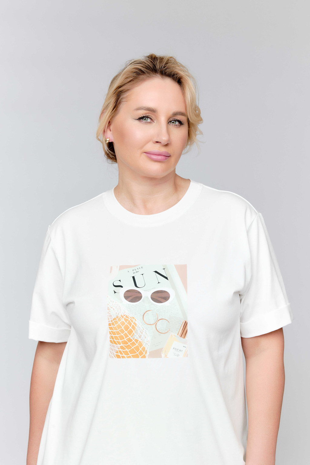 Футболка свободного кроя с коротким рукавом. Принт "Композиция с очками".