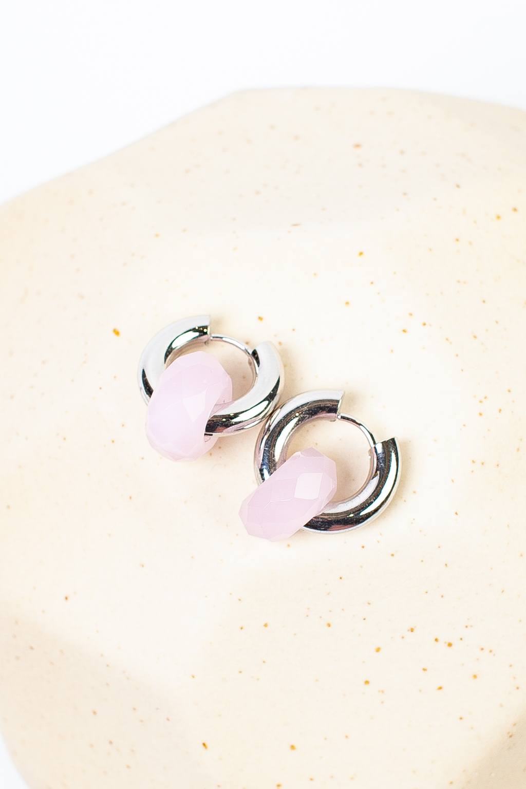 Серьги-конго с натуральным розовым кварцем. Выполнены из гипоаллергенного сплава. Благодаря съемным подвескам имеют два варианта носки (с камнями и без).