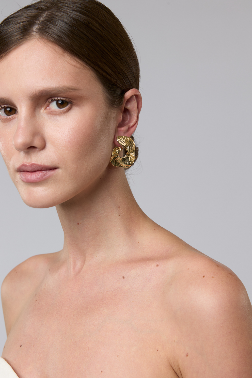 Дизайнерские серьги выполнены из гипоаллергенного металла золотого цвета.Тип замка - гвоздик.