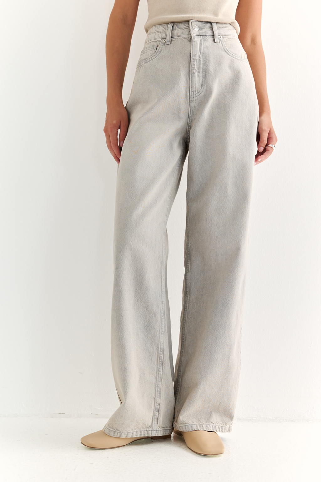 Прямые джинсы светло-голубого цвета с трендовым эффектом. Универсальная модель сочетается как со строгими жакетами, так и свободными футболками и трикотажем.