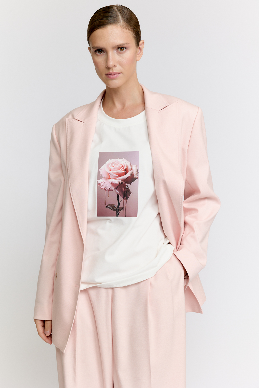 Футболка прямого силуэта с принтом по полочке.