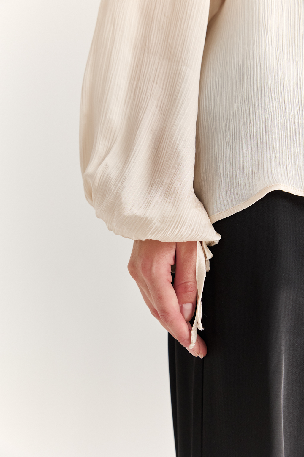 Блуза из 100% шёлка: воздушная элегантность с характером. Эта блуза создана из натурального шёлка — благородной ткани, которая буквально скользит по коже и придаёт образу утончённость. Объёмные рукава с  завязками создают лёгкий силуэт, а мягкая рюша по линии горловины добавляет динамики и изящества. Прямой крой обеспечивает комфорт и универсальность: блуза легко адаптируется под офисный стиль, романтичные образы или вечерние выходы. Носите с классическими брюками, юбками или джинсами — она всегда выглядит достойно. Чистый шёлк. Чистая элегантность.