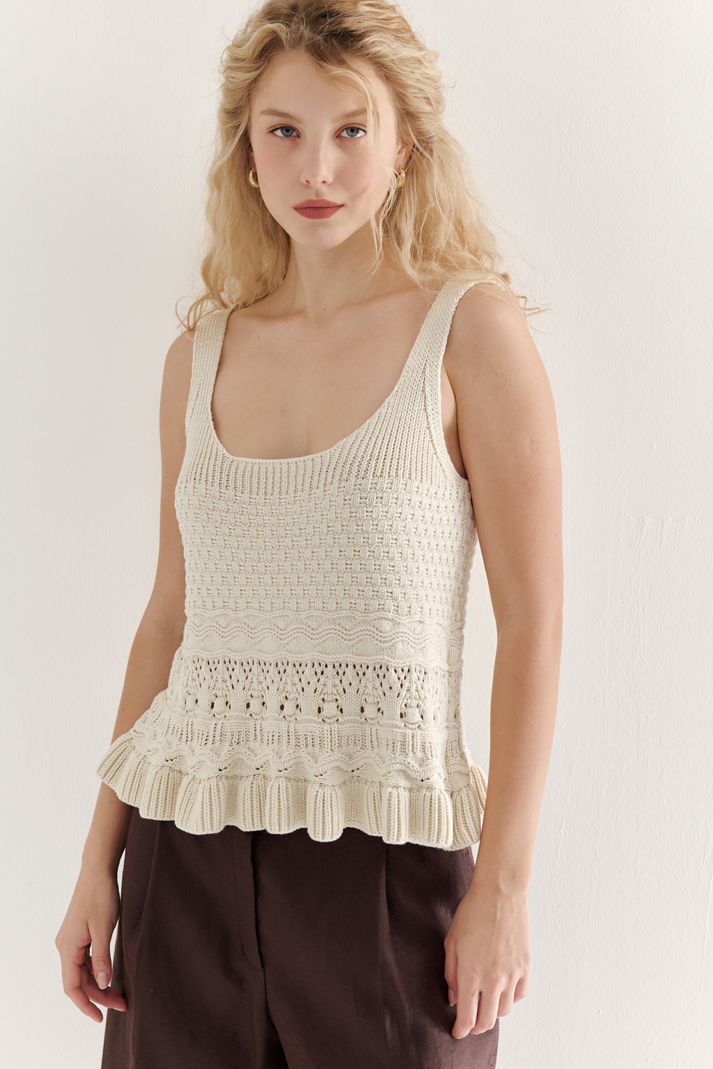 Топ из объёмной хлопковой пряжи с комбинированной крупнофактурной вязкой, с отделкой низа рюшем. Цвет-слоновая кость.