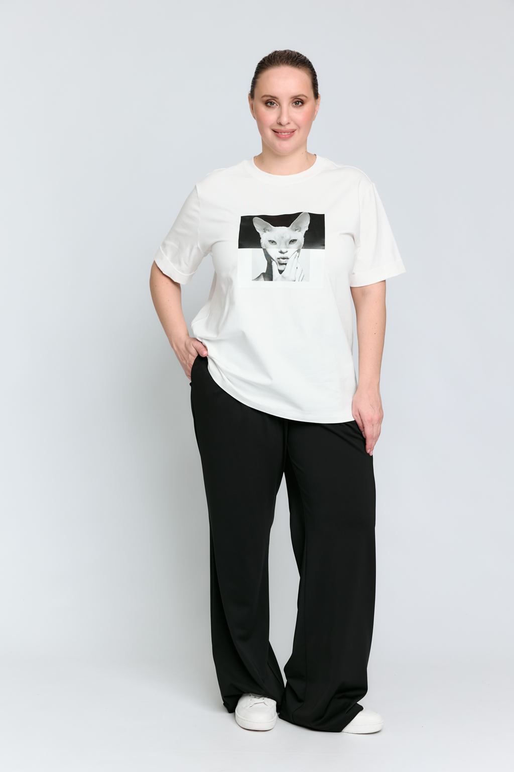 Футболка прямого силуэта с шелкографией по полочке.