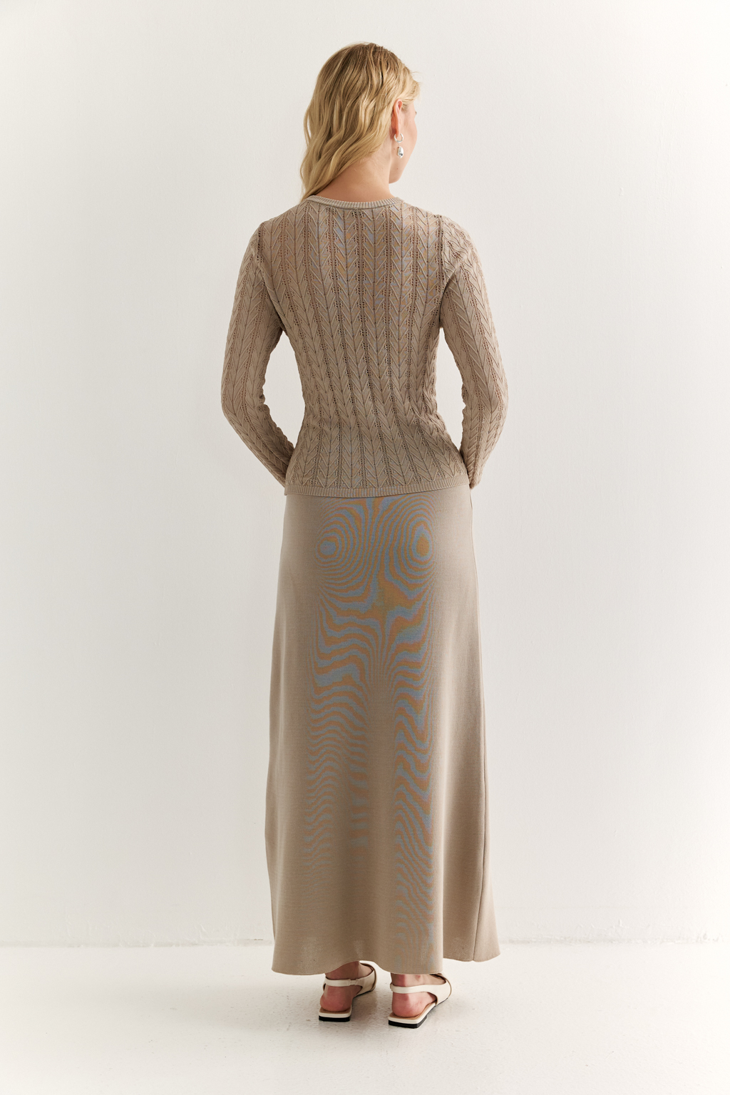 Джемпер прилегающего силуэта ажурной вязки.