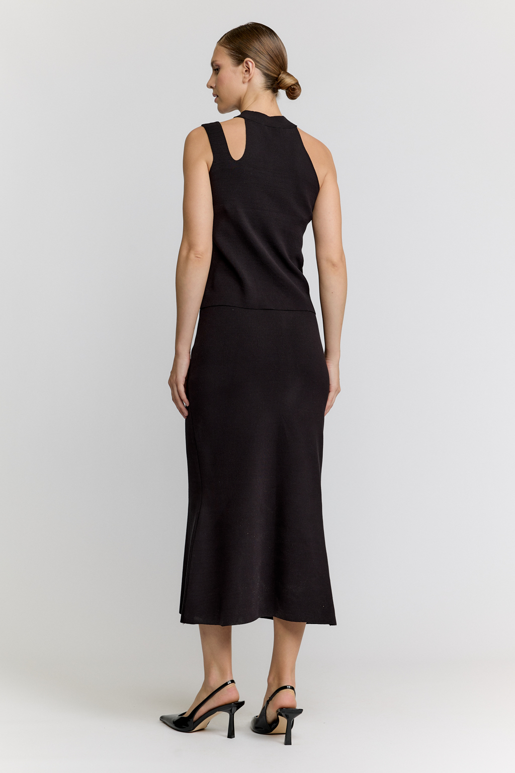 Юбка длиной миди с расклешением понизу.