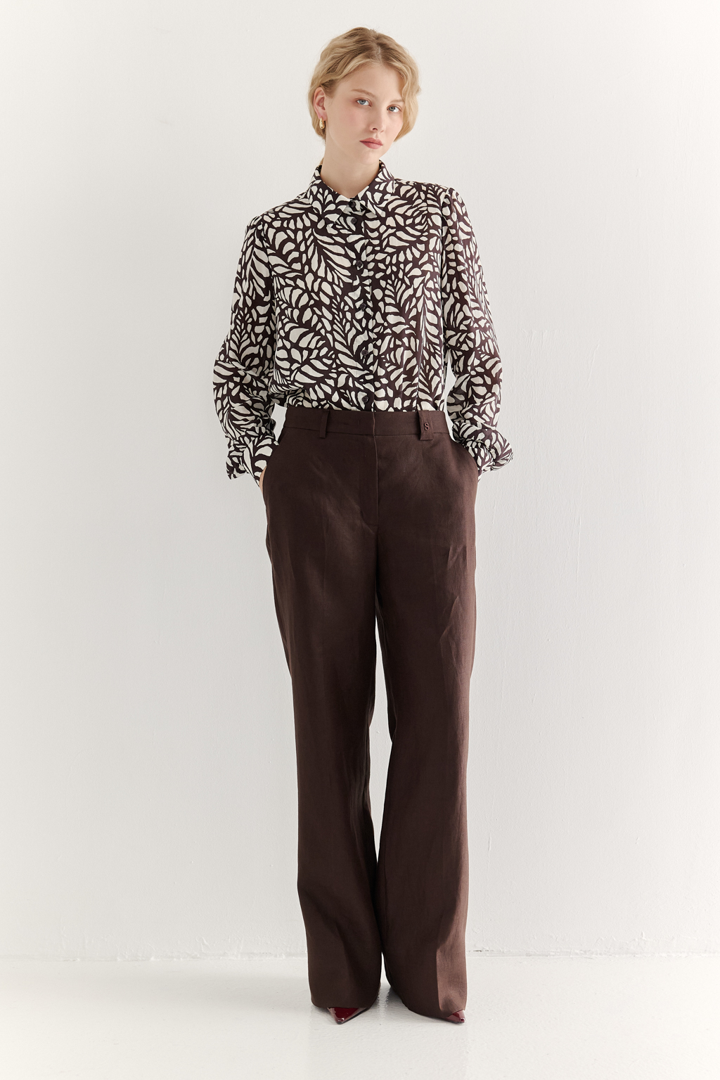 Блуза из легкой блузочной ткани с эффектом шелка со стилизованным растительным принтом в шоколадно-молочной гамме. Комфортная блуза имеет рубашечный воротник со стойкой, длинный рукав с манжетами, застёгивается на пуговицы.