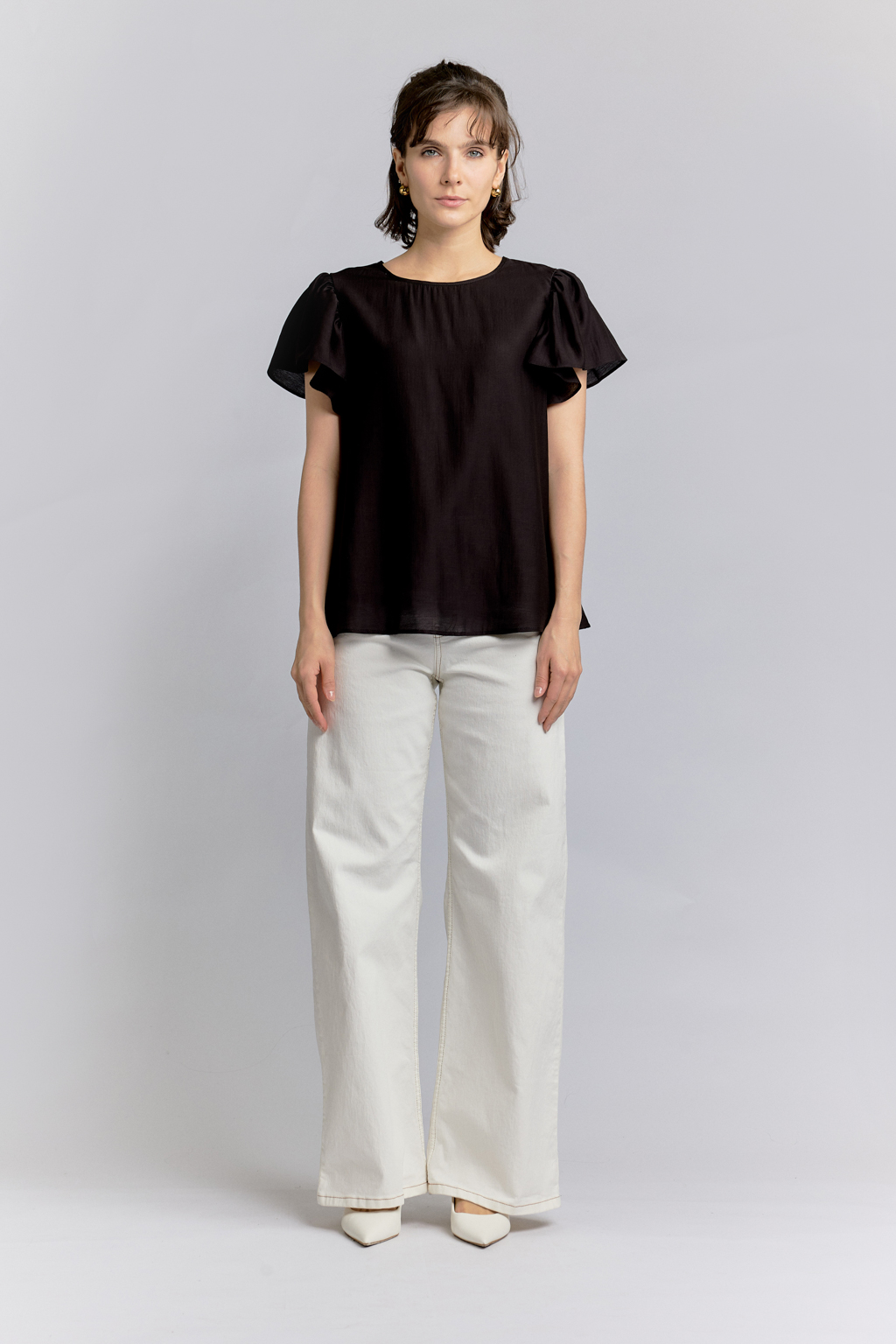 Блуза прямого силуэта с рюшами на рукавах.