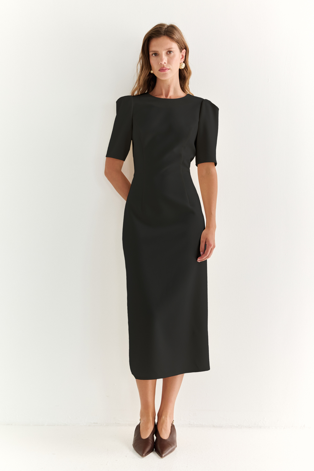 Платье футляр зауженное книзу с рукавами со складкой.