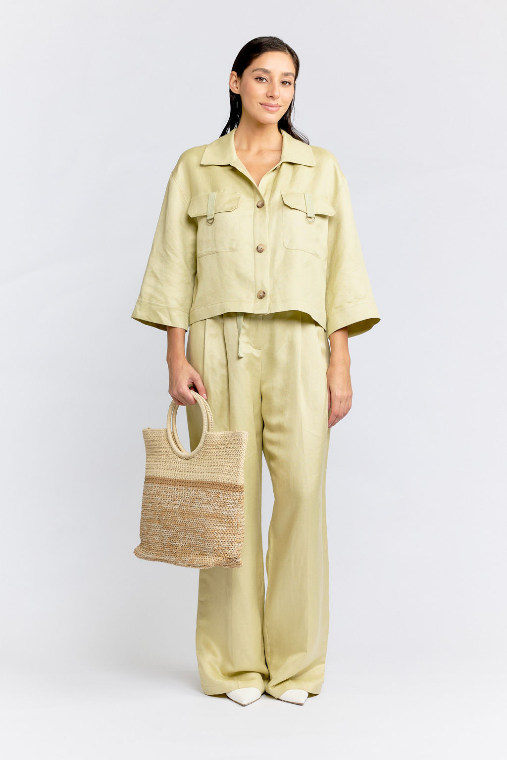 Плетеная сумка из качественной целлюлозы создана для настоящих ценительниц стиля и практичности. Нежная бежево-коричневая расцветка напоминает о легкости пляжной атмосферы. Вместительного размера сумка имеет внутренний кармашек, тканевый подклад и закрывается на кнопку. Круглая ручка обеспечивает комфортное ношение в руке, на запястье или логтевом сгибе. Размеры 30*22*37 см