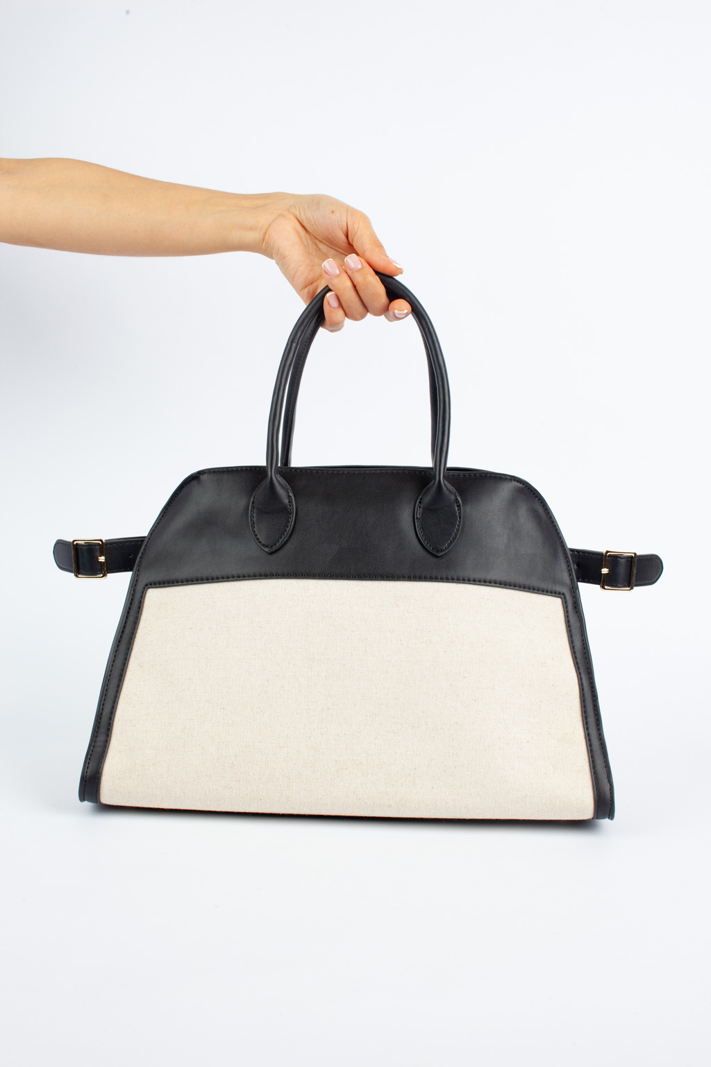 Четкость трапециевидной формы и отсутствие декора в сумке компенсировали контрастом фактур.Сумка выполнена из премиальной эко-кожи и текстиля. Дизайн сумки подчеркнет Ваш уникальный стиль. Изделие выглядит сдержанно, но не просто и будет уместно и в повседневном, и в офисном комплектах. Его объем можно отрегулировать ремешками по бокам. Каждый элемент продукта тщательно проработан, чтобы обеспечить Вам комфорт и уверенность в любой ситуации. Размеры сумки 39*27*23 см