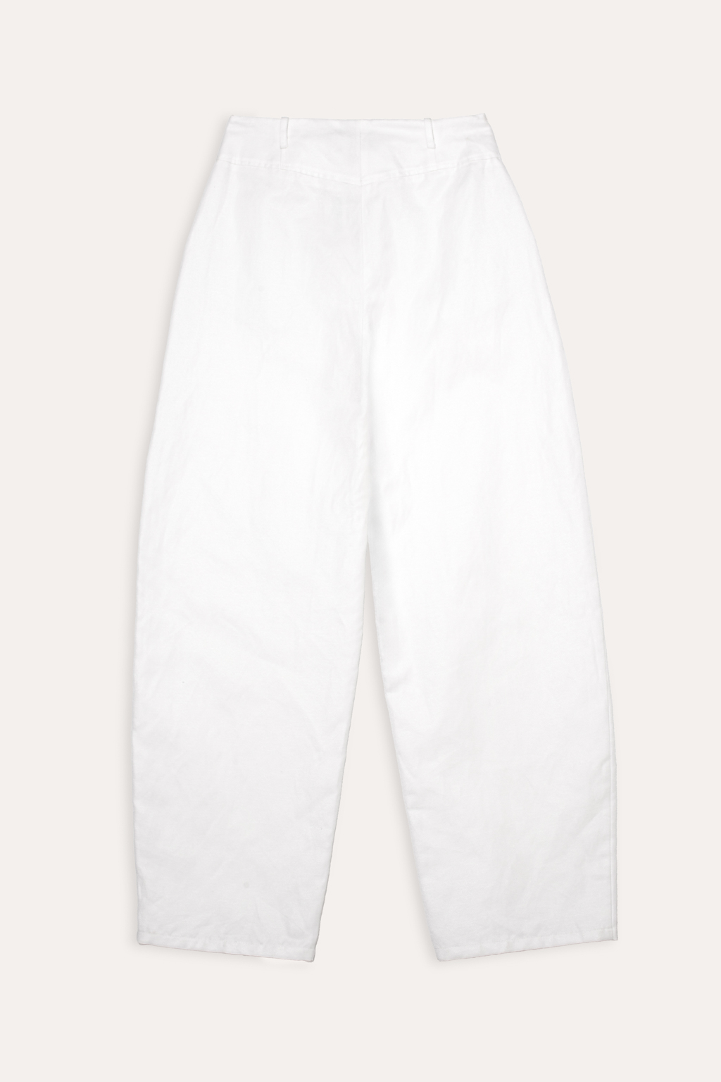 Джинсы свободного силуэта Barrel Leg – исключительное предложение этого сезона. Выполненные из хлопка и льна белого цвета, они расставляют безупречные акценты в образе, сочетая комфорт и стиль. Объемные в области бедер и чуть зауженные к низу.  Джинсы Barrel Leg с округлым силуэтом превосходно дополнят компактные трикотажные блузы, топы и льняные жакеты, создавая неповторимый образ. Одна из шлевок украшена изысканной 3D-вышивкой в виде литеры “S”-первой буквы названия бренда.