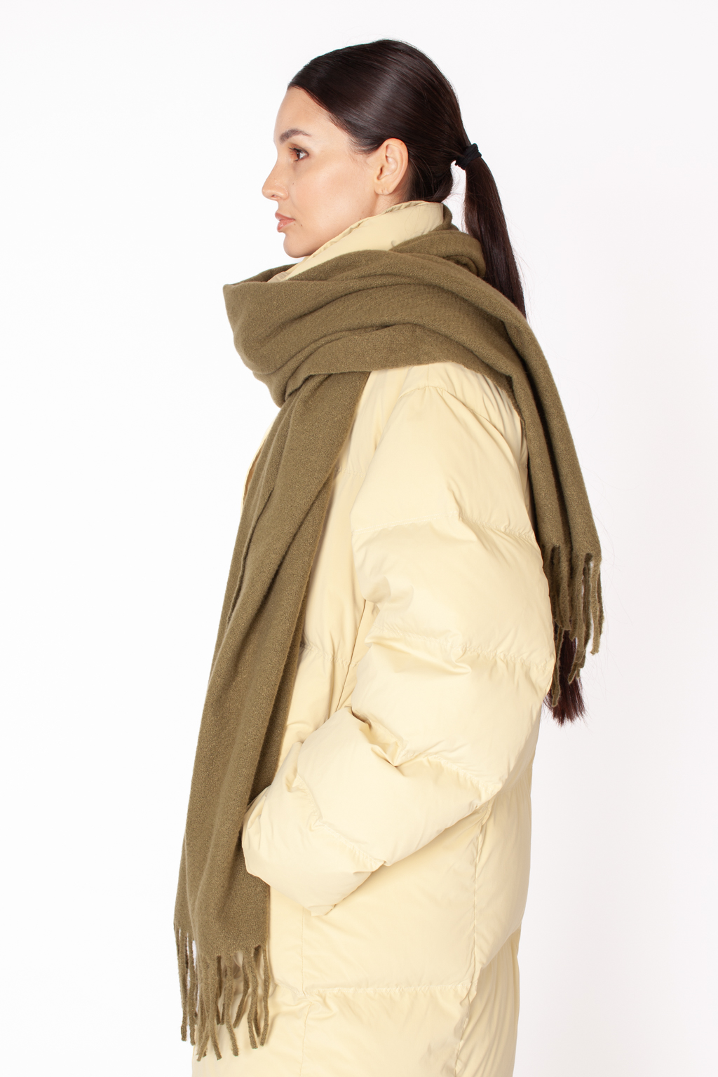 Однотонный лаконичный шарф изготовлен из практичной и приятной на ощупь 100 % вискозы. Изделие без принтов согреет в прохладную погоду, защитит от ветра голову и шею, с легкостью адаптируясь к различным комплектам для межсезонья.