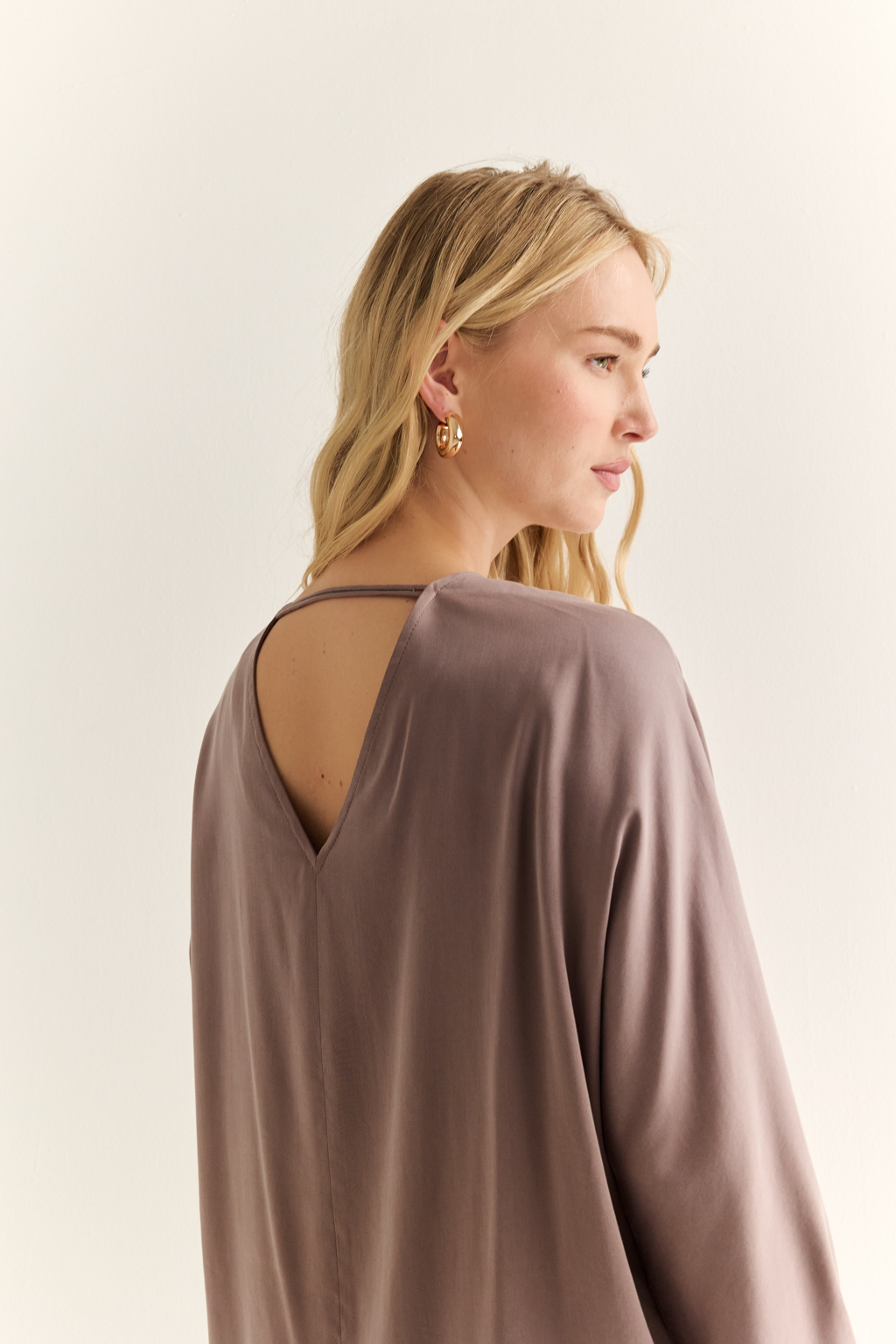 Блуза с цельнокроеными рукавами со складкой по манжету и V-образным вырезом по спинке.