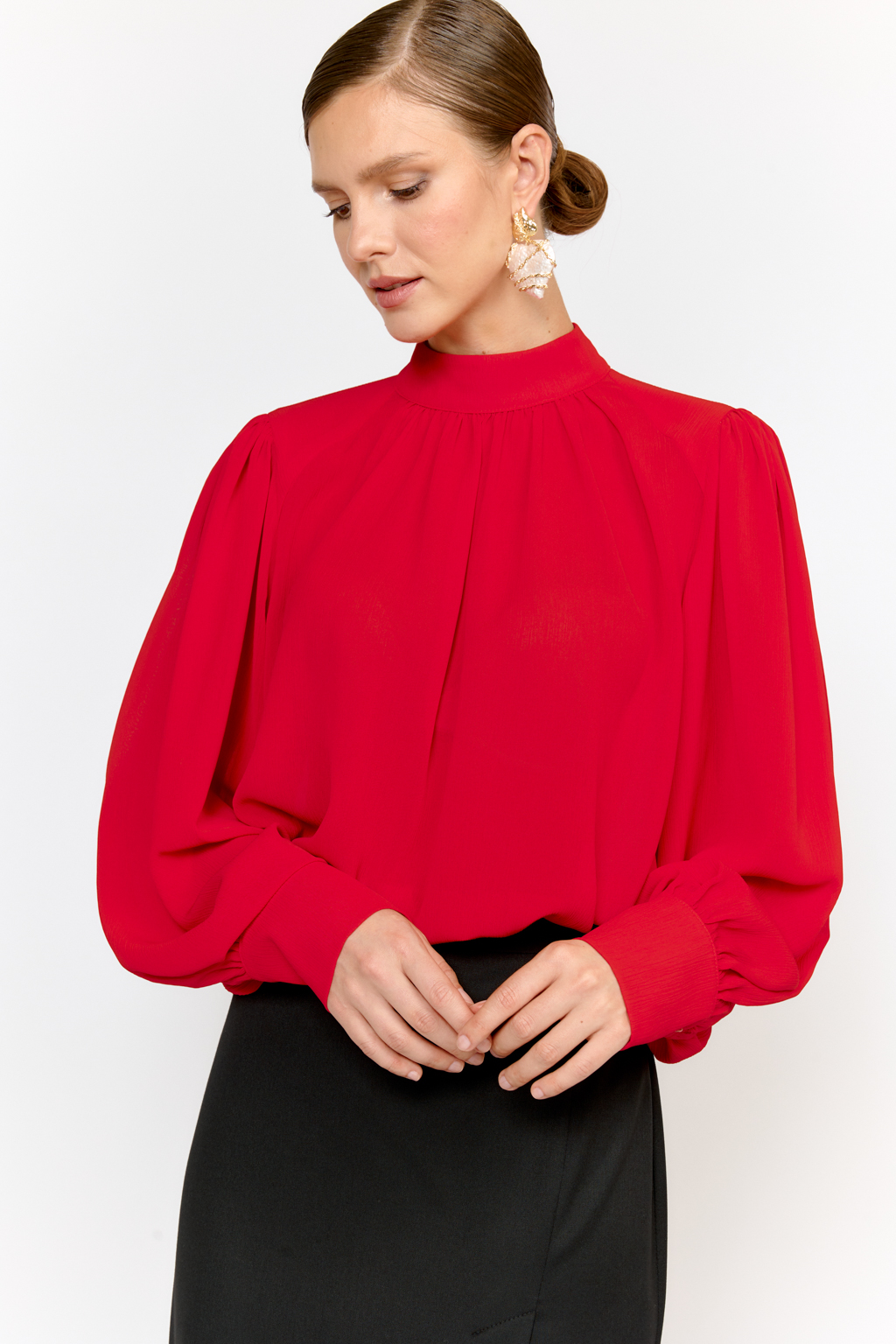 Блуза в стиле Бохо, объемного силуэта с воротником-стойка и пышными рукавами на манжетах. Преимущества ткани: легкость и воздушность, создающая эффект невесомости. Практичность и универсальность для многослойных комплектов. Полиэстеровая ткань сохраняет насыщенность цвета  и форму даже при активной носке.