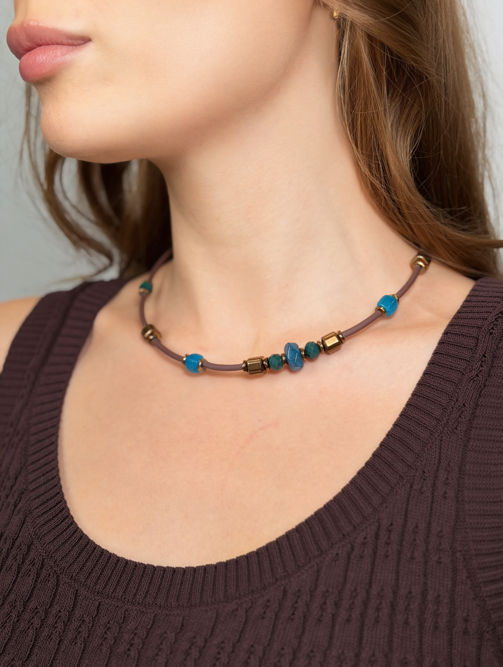 Дизайнерское колье выполнено из натуральных камней и бижутерного сплава. Изделие изготавливается вручную, что придает ему уникальность и неповторимость