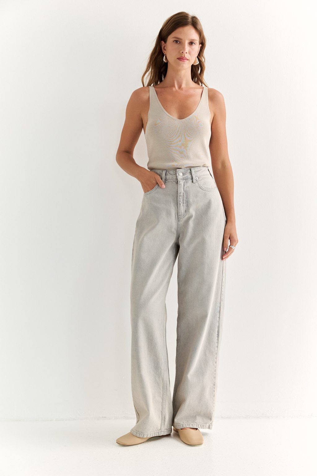 Прямые джинсы светло-голубого цвета с трендовым эффектом. Универсальная модель сочетается как со строгими жакетами, так и свободными футболками и трикотажем.