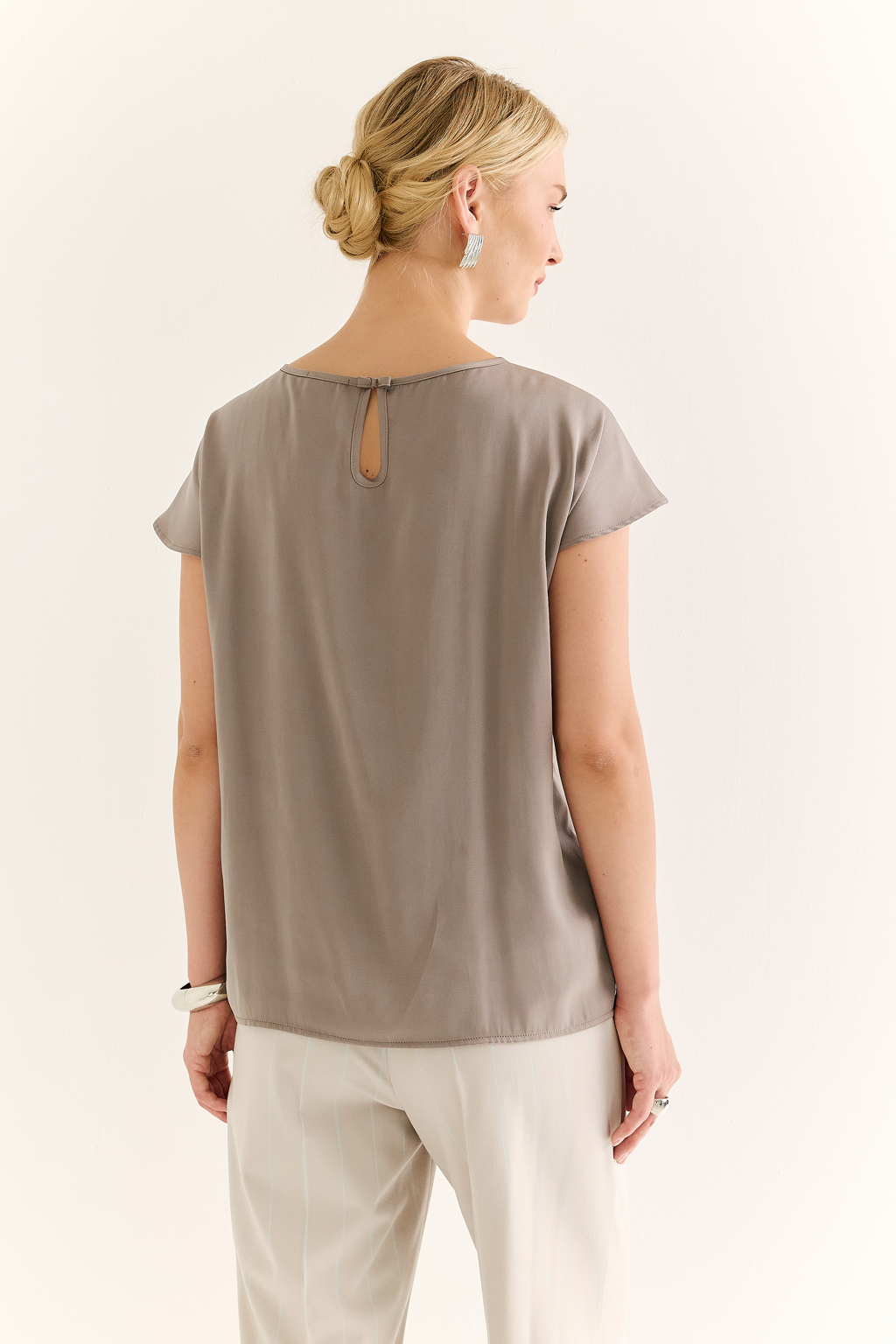 Блуза прямого силуэта с короткими рукавами