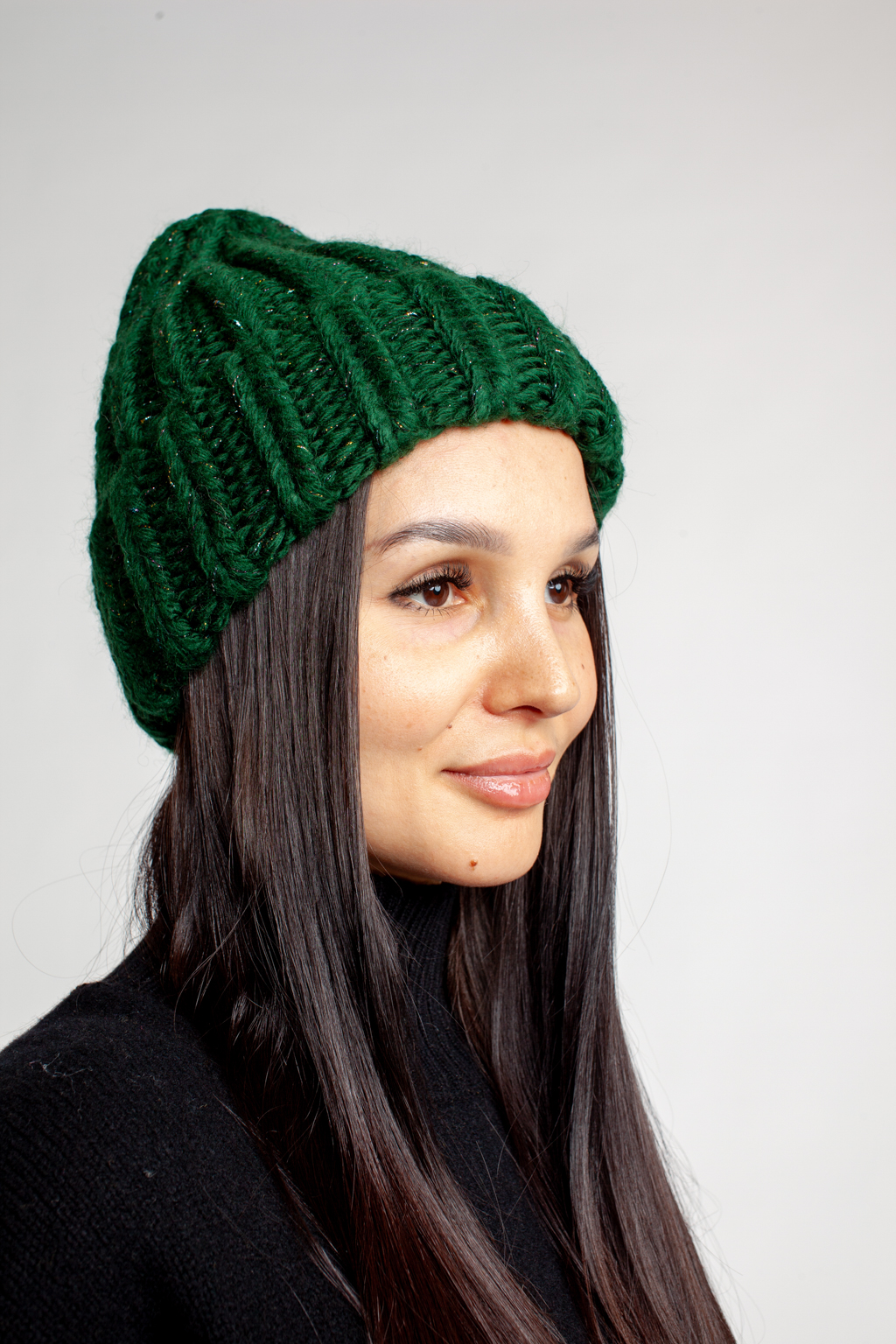 Шапка женская крупной вязки с отворотом.