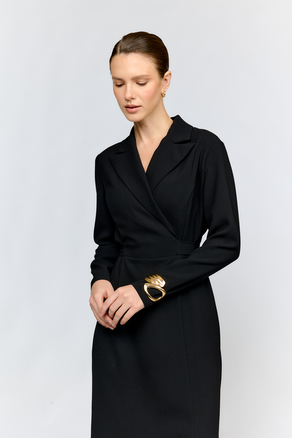 Изящный дизайнерский браслет выполнен из гипоаллергенного бижутерного сплава с гальваническим покрытием.