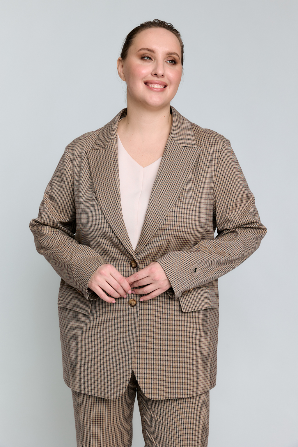 Жакет оверсайз силуэта с английским воротником и застежкой на две пуговицы.