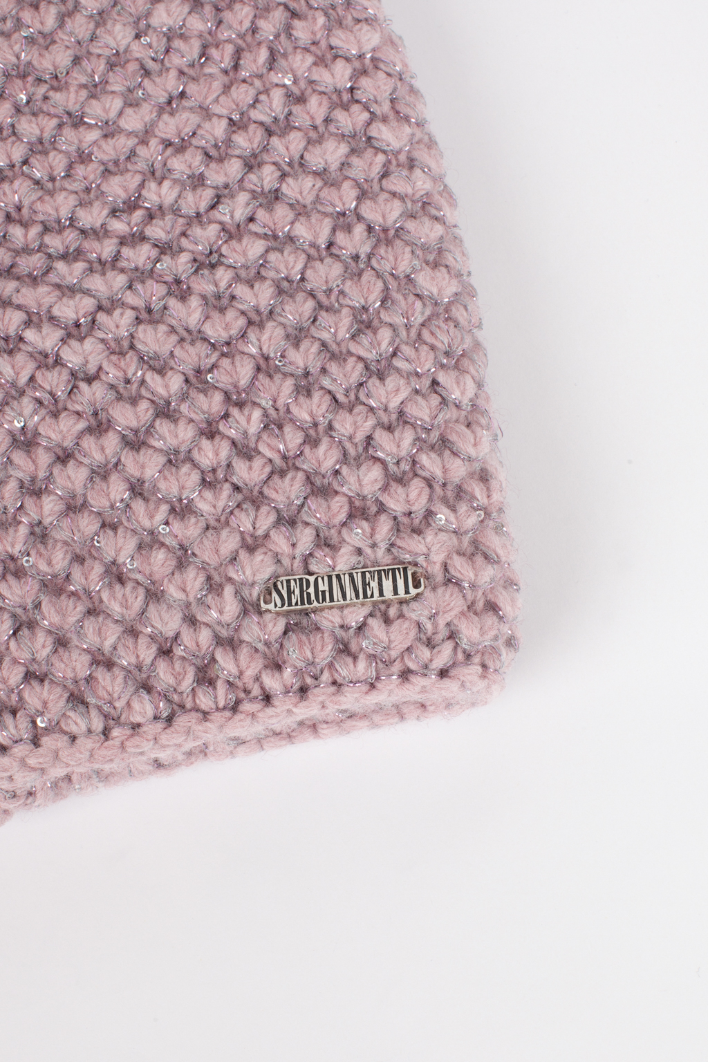 Шапка женская с люрексом. Теплый и стильный головной убор, выполненный из пряжи альпаки, с добавлением шерсти и акрила. Шапка является совершенным аксессуаром для утепления в осенний и зимний сезон.