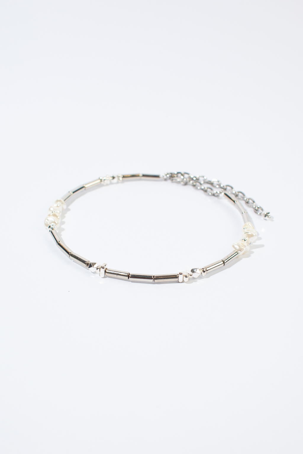 Дизайнерское колье выполнено с использованием майорки, гематита и гипоаллергенного металла. Изделие изготавливается вручную, что придает ему уникальность и неповторимость