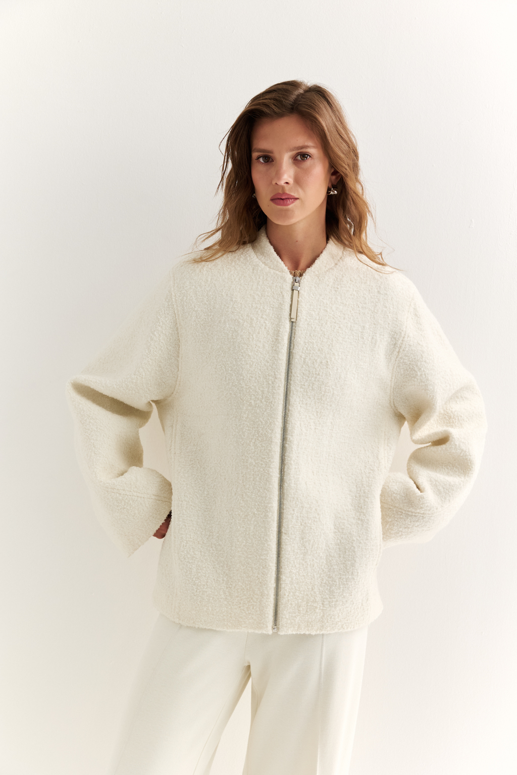 Куртка оверсайз силуэта длиной до бедер с застежкой на молнию