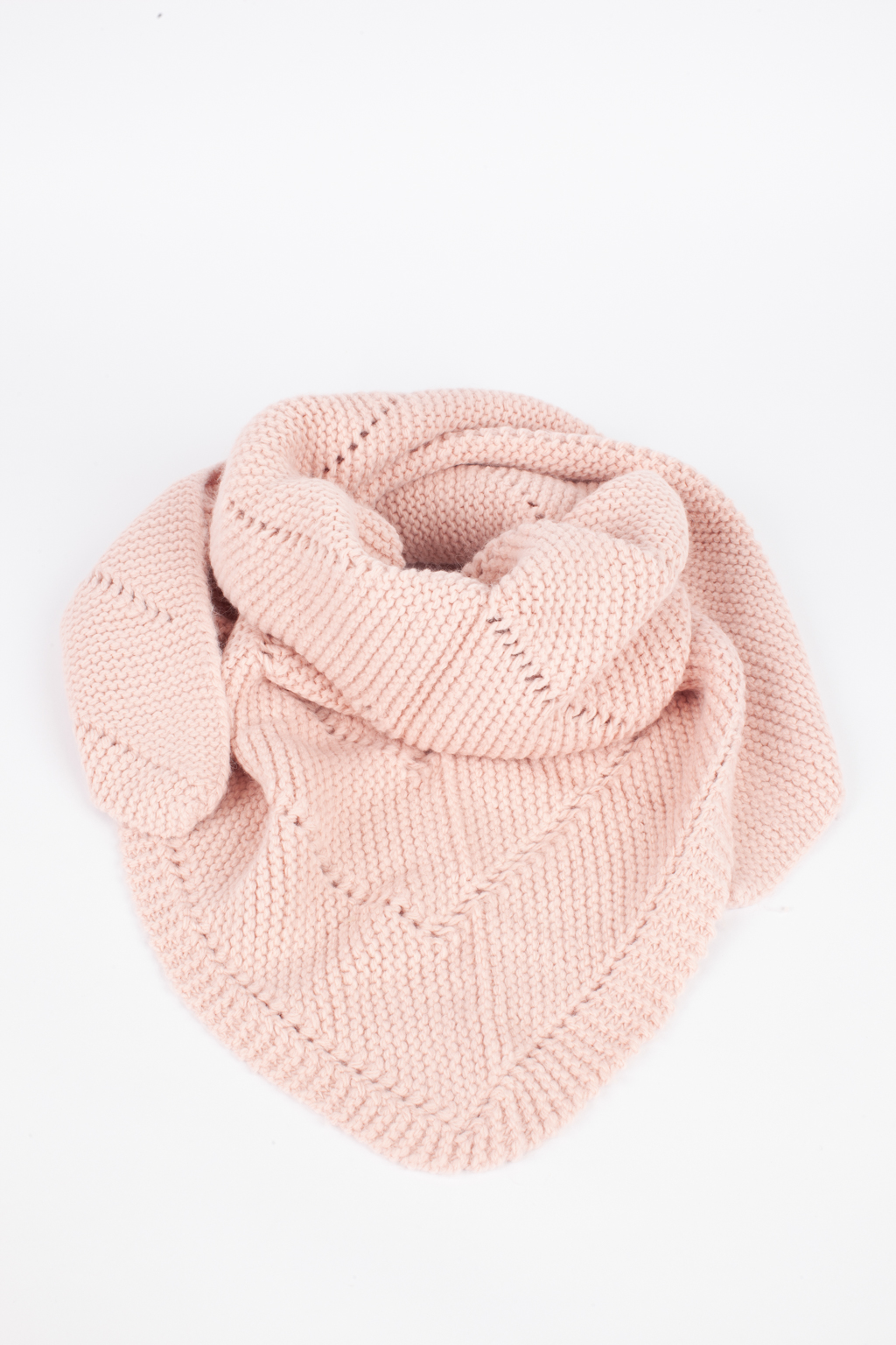 Косынка женская-  универсальный аксессуар, обладающий согревающей функцией и возможность обыгрывать образ в любой интерпритации. В составе материала шерсть, обеспечивающая морозоустойчивость и сохранения тепла в холодный период.