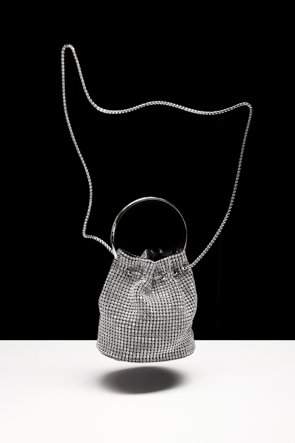 Сумка женская через плечо кросс боди выполнена из текстурной ткани и расшита сеточкой из блестящих камней-страз. Обладает высоким качеством фиксирования страз. Сумка в форме мешочка выделит Вас из толпы и притянет взгляды окружающих. Это идеальный аксессуар для создания изысканного образа. Элегантный дизайн сумки дополняет высококачественная фурнитура из прочных, долговечных материалов. Для удобства есть длинная, плечевая цепочка. Размеры сумки 16*17*11,5 см