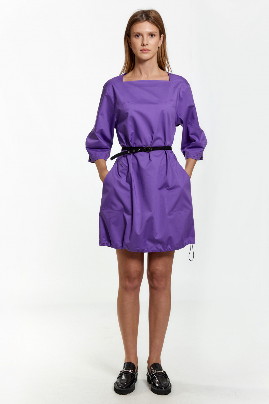 Платье баллон с кулисами по низу рукавов и низу изделия. Рукава длиной 7/8 с фигурными резами. Длина мини. Ремень не входит в комплект.