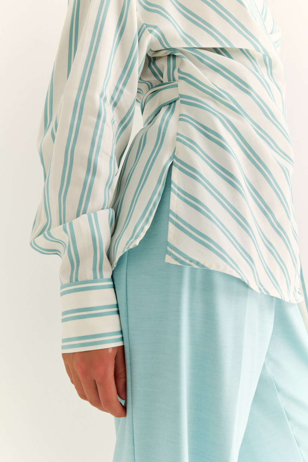 Блуза в широкую молочно-мятную полоску 