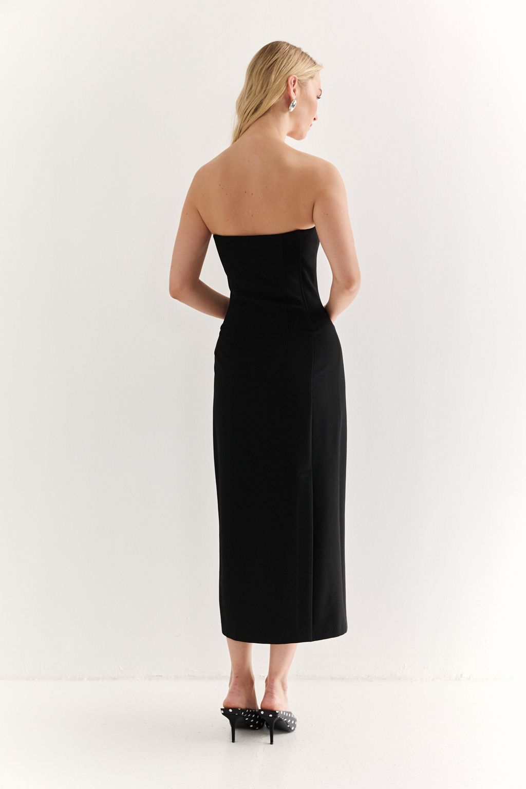 Корсетное платье со съёмными бретелями: соблазн в чистом силуэте. Это платье создано, чтобы подчеркнуть каждое движение. Конструкция с корсетной основой и фигурными рельефами формирует идеальный силуэт, акцентируя талию и плавные линии тела. Съёмные бретели позволяют трансформировать образ: от соблазнительного вечернего — до более классического и сдержанного.Приталенный силуэт, мягкий вырез и безупречная длина создают ощущение точности и утончённости. Идеально для особых событий, выходов, в которые хочется вложить больше, чем просто наряд. Платье, в котором вы не просто входите в комнату — вы задаёте настроение