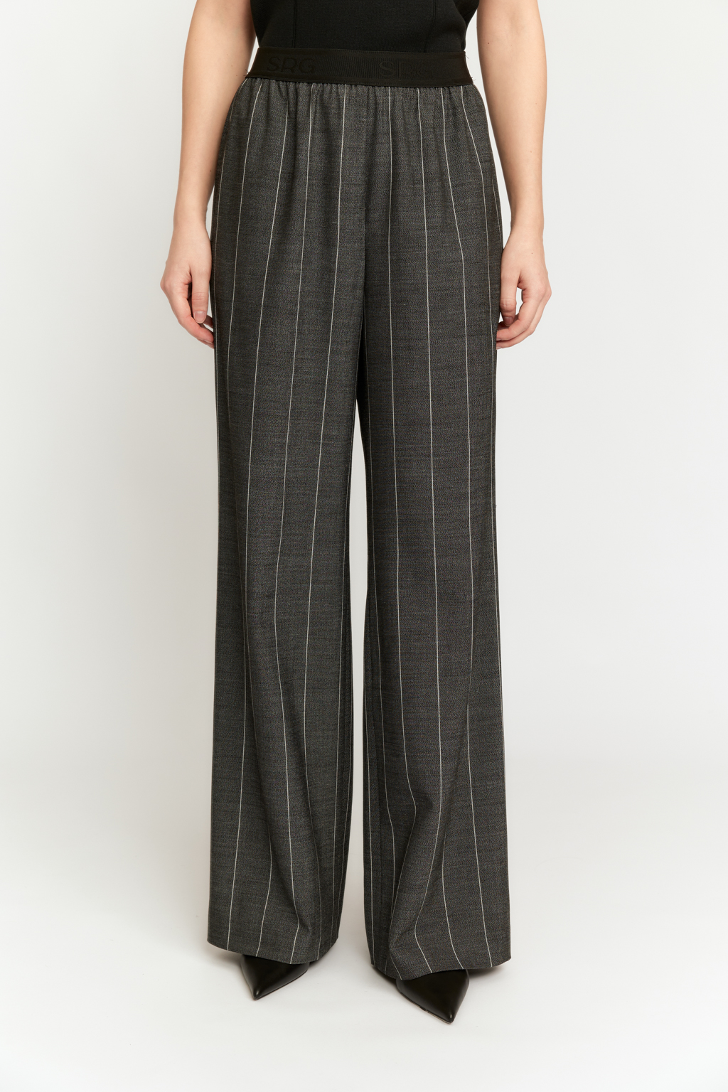 Брюки прямого силуэта на резинке.