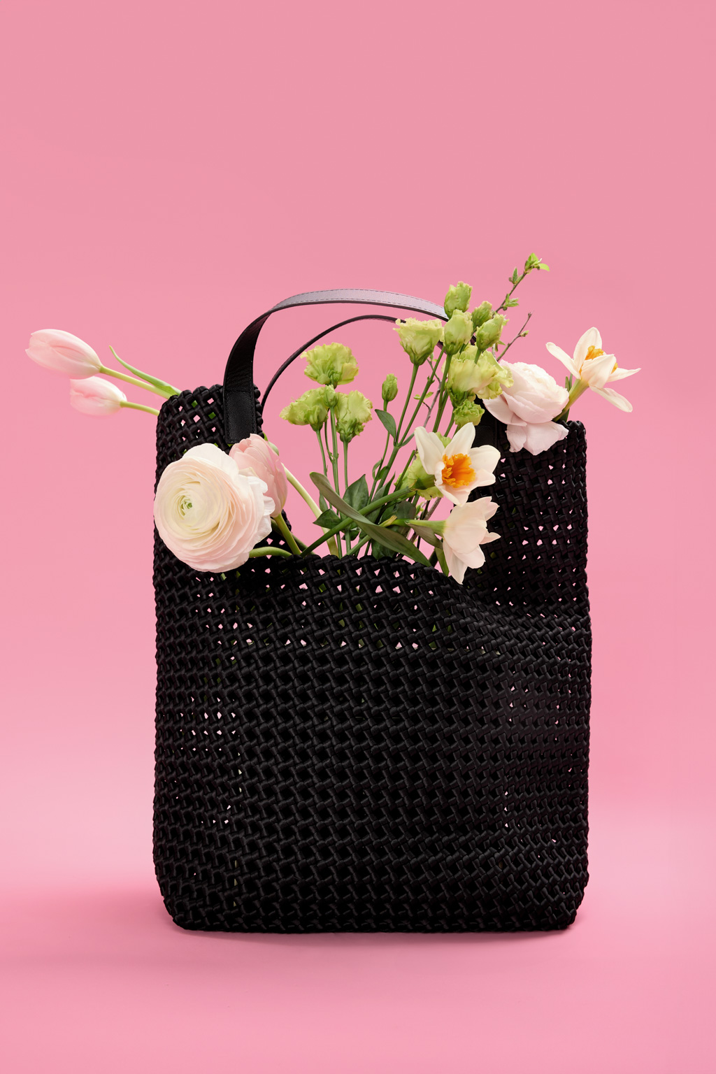 Стильная, плетеная сумка - тоут выполнена из высокотехнологичного нейлона , ручки - натуральная кожа . Несмотря на воздушный вид сумка держит форму.  Внутри есть косметичка на молнии для хранения мелочей. Цвет фурнитуры - серебро.

Вес 1080

Размер: 43 x 45 (+10 ручка) x 13 cm ( длина x высота x ширина)