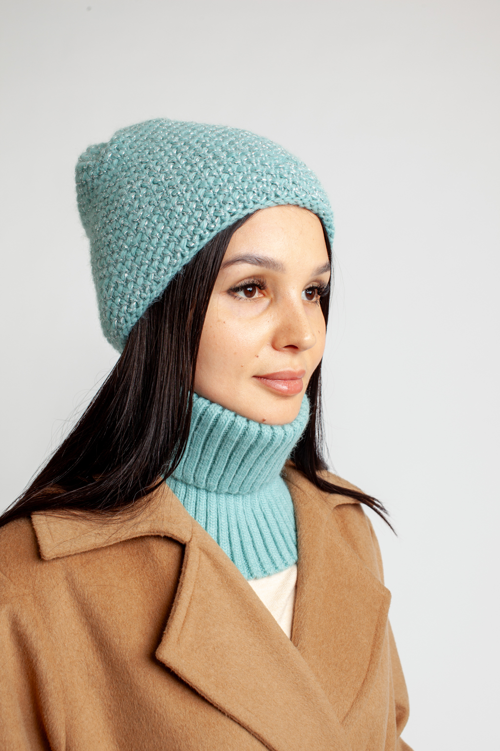 Шапка женская с люрексом. Теплый и стильный головной убор, выполненный из пряжи альпаки, с добавлением шерсти и акрила. Шапка является совершенным аксессуаром для утепления в осенний и зимний сезон.