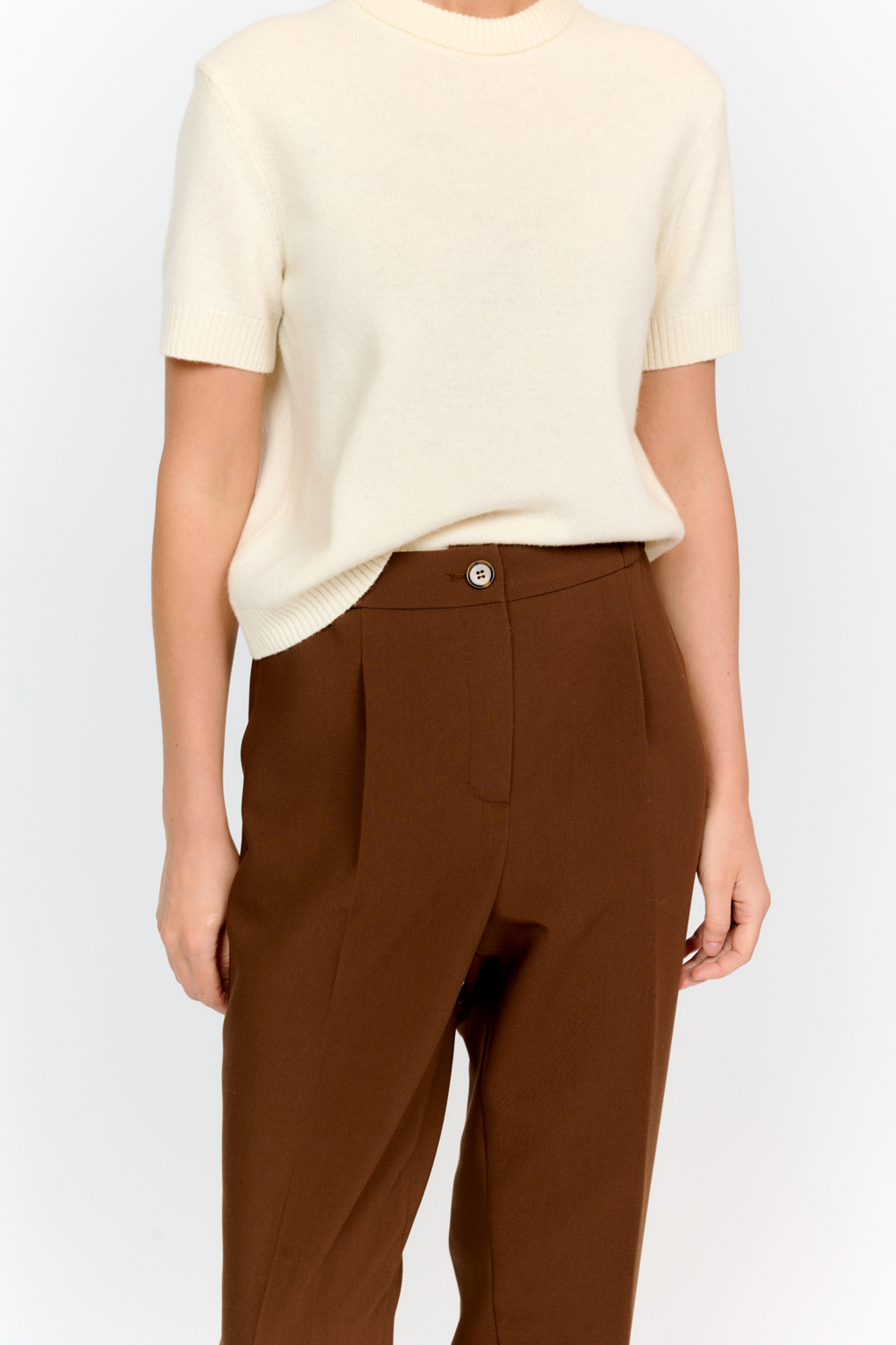 Брюки зауженного книзу силуэта со стрелками в трендовом этой осенью цвете мокко выполнены из костюмной ткани и прекрасно сочетаются с рубашками и жакетами из коллекции.