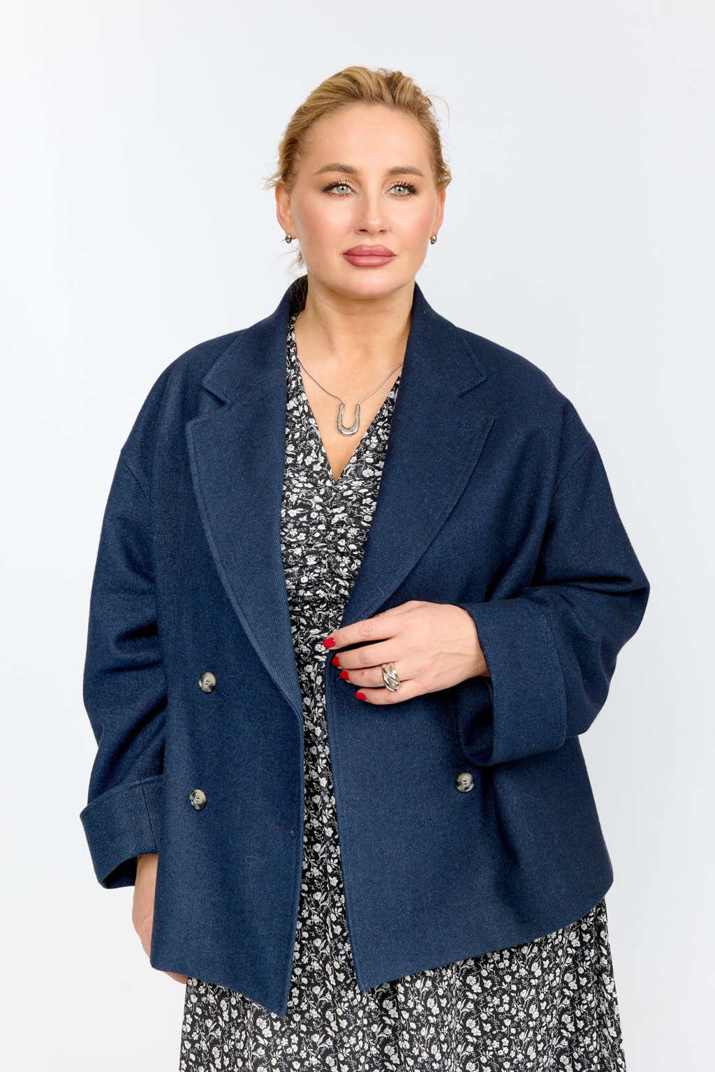 Куртка жакет двубортный с английским воротником свободного оверсайз кроя со спущенным рукавом. Длина до бедра.