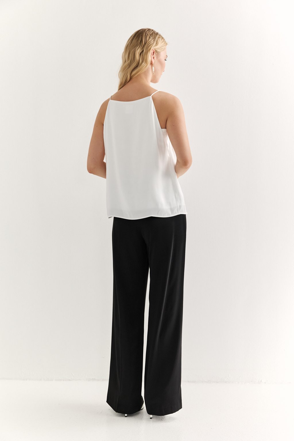 Топ на бретелях прямого силуэта с прямым вырезом горловины