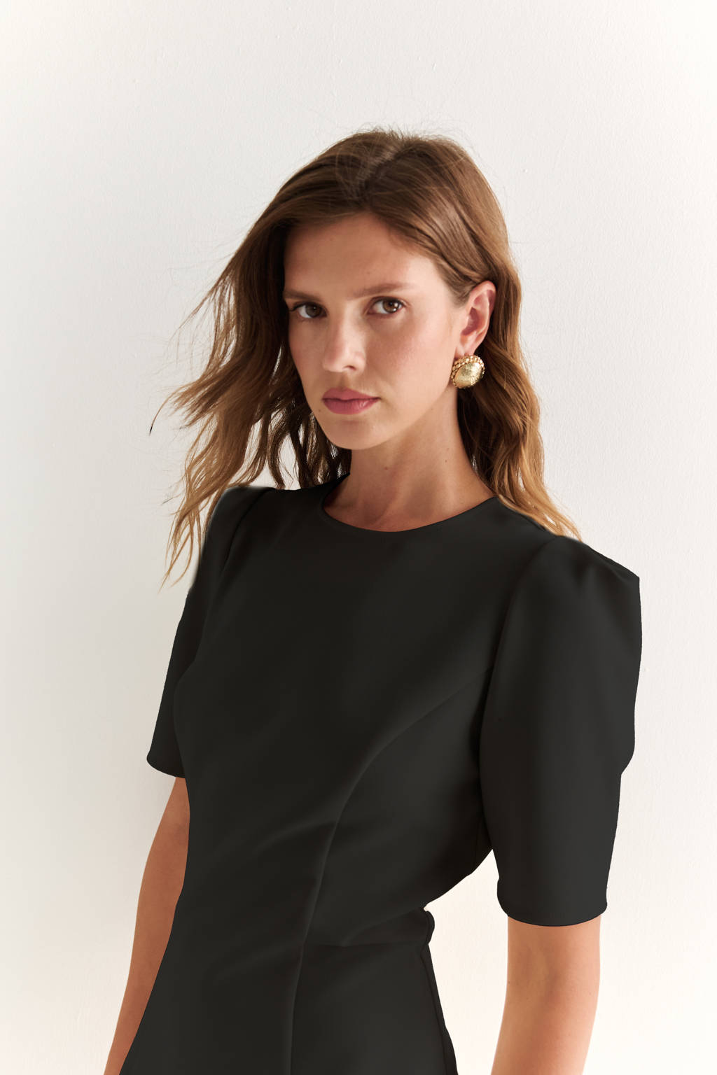 Платье футляр зауженное книзу с рукавами со складкой.