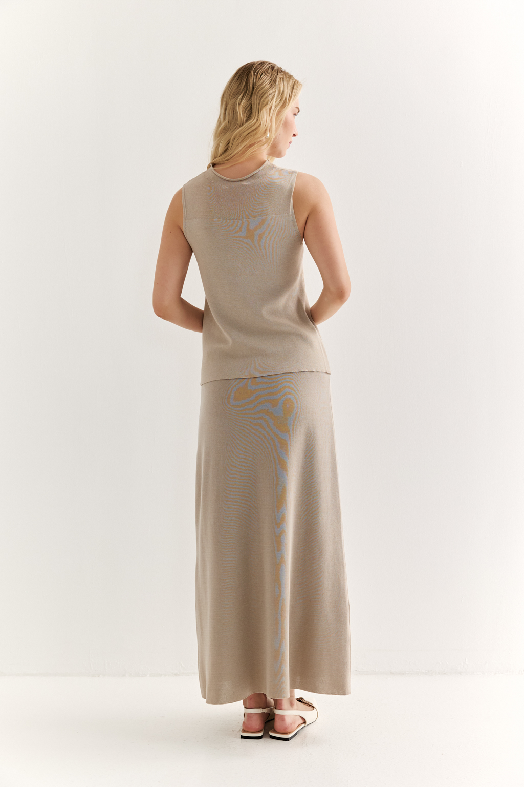 Юбка силуэта трапеции длиной миди.