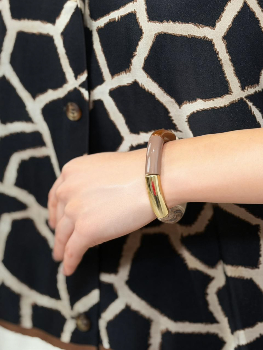 Изящный браслет в трендовых оттенках с создан для женщин, ценящих неподвластный стиль времени. Изделие выполнено из акрилового ацетата, что обеспечивает его долговечность, легкость и современный дизайн. Крепление на резинке.