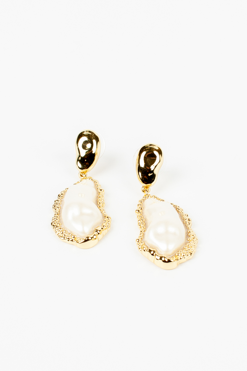 Изысканные серьги идеально дополнят образ. Украшение выполнено из бижутерного сплава с гальваническим покрытием.