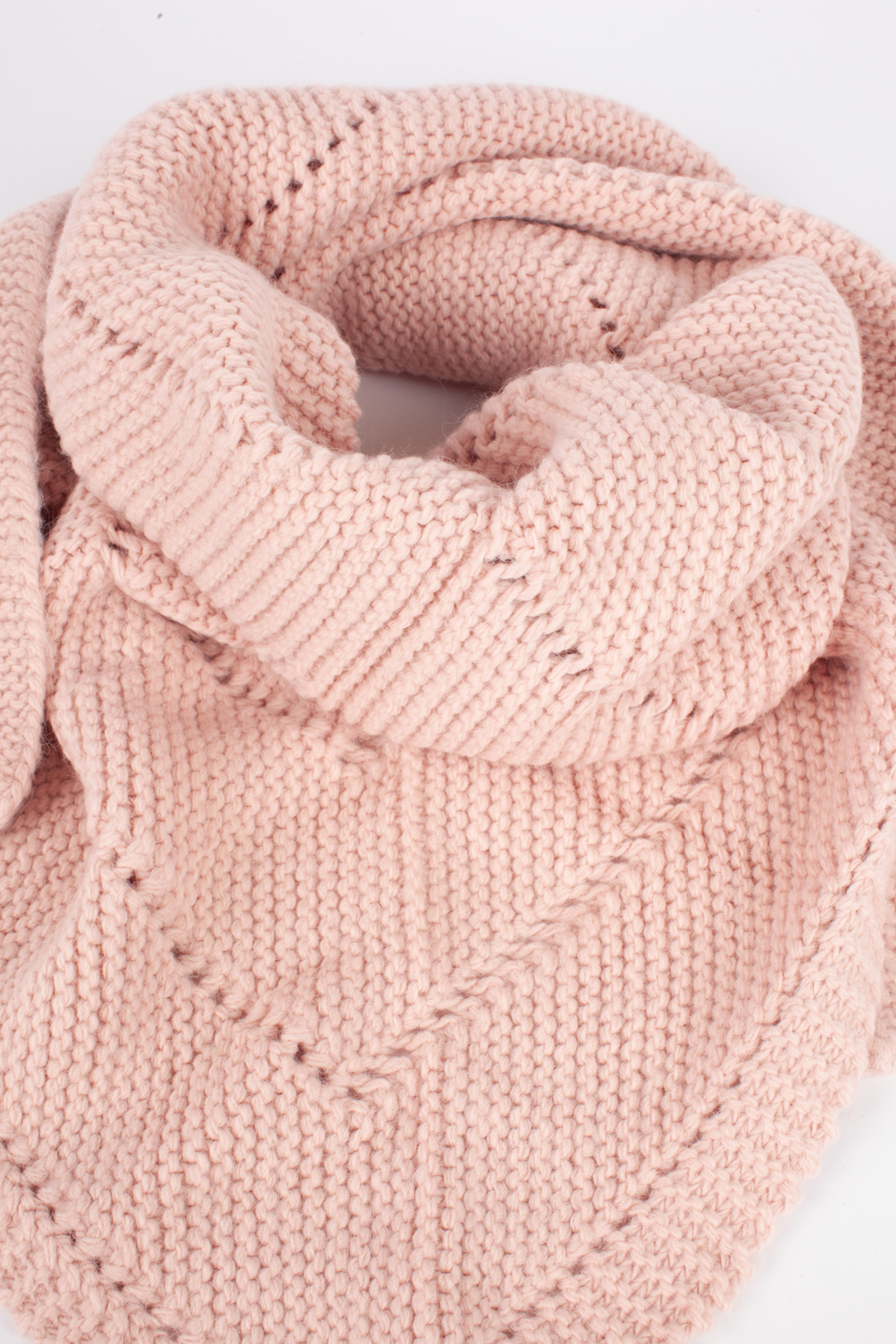 Косынка женская-  универсальный аксессуар, обладающий согревающей функцией и возможность обыгрывать образ в любой интерпритации. В составе материала шерсть, обеспечивающая морозоустойчивость и сохранения тепла в холодный период.